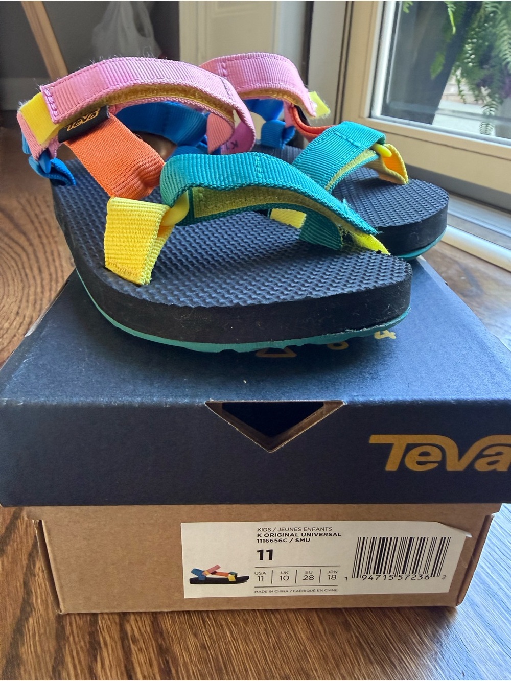 New size 11 Teva Kids original Rainbow Strap sandals,
